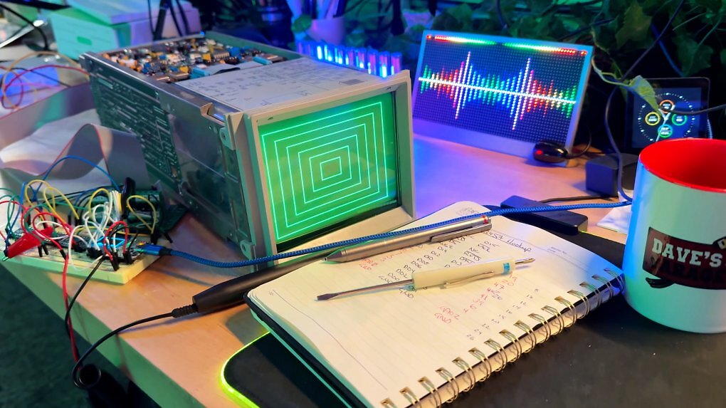 Hinter der Anzeigescheibe des HP1345A befindet sich eine Menge Elektronik. Links ist der zur Ansteuerung verwendete Aufbau zu sehen.