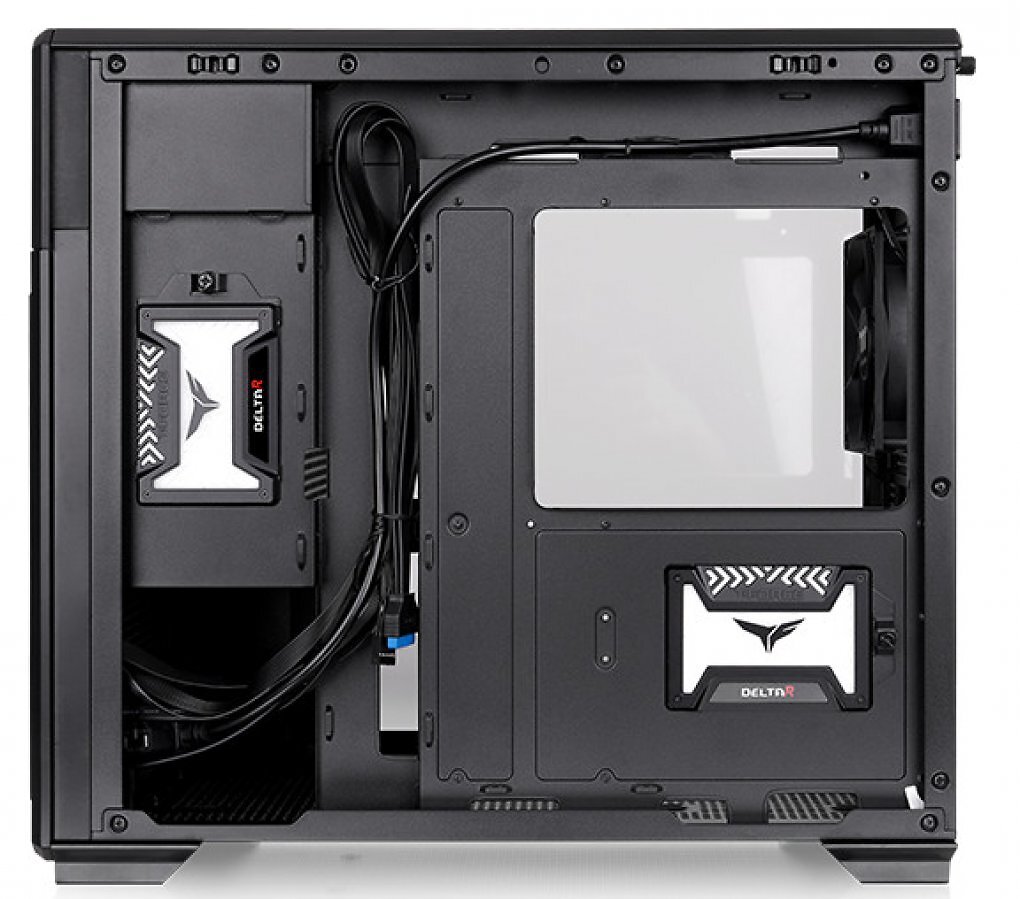 Das Netzteil-Verbindungskabel befindet sich hinter dem Mainboard-Tray.
