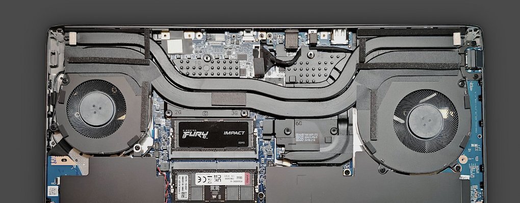 Die Kühlung erfolgt über zwei 80-mm-Lüfter. Außerdem sind alle SSDs und RAM-Riegel auf dem Mainboard zugänglich.