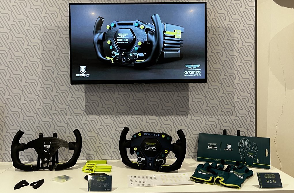 Zu den Neuerscheinungen, die Revosim auf der Bigben Week 2026 präsentiert, gehört auch das Aston-Martin-Customization-Kit, das der bestehenden Wheel-Basis eine offenere Formel-Optik geben soll.