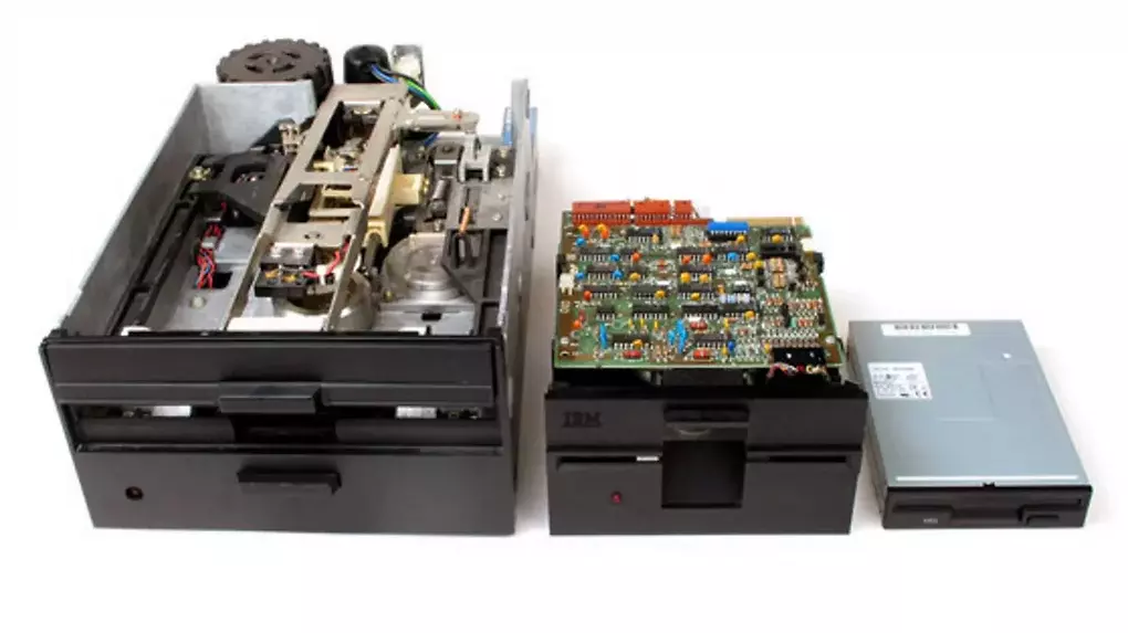 IBM-Diskettenlaufwerke für Datenträger mit 8 Zoll, 5,25 Zoll und 3,5 Zoll.
