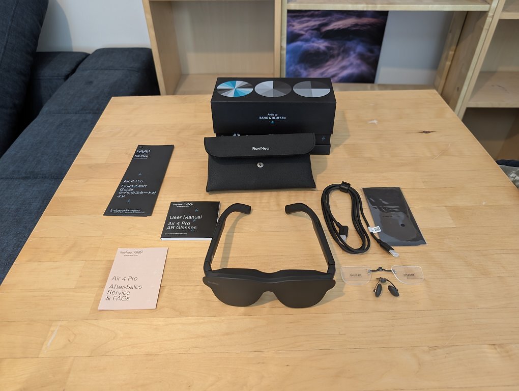 Die RayNeo Air 4 Pro wird mit einigem Zubehör geliefert.