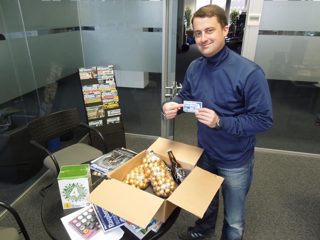 Obwohl uns dieses Präsent-Paket, welches Folding@Home-Mitglieds Abductee als Weihnachtsgruß gedacht hatte, erst im neuen Jahr erreichte, war die Überraschung und Freude trotzdem riesengroß. Und dass nicht nur beim unserem Meister, der sich heimlich schon wieder Gedanken um die Kalorien macht, die er jetzt in den nächsten Tagen wohl aufnehmen wird. Doch wenn wir schon mal zwei große Tüten mit der Salzburger Spezialitäten bekommen, dann geben wir uns doch gerne die Kugel oder Cheffe ;-) Auf jeden Fall nochmal ganz, ganz vielen Dank an den Spender!!!! (1)
