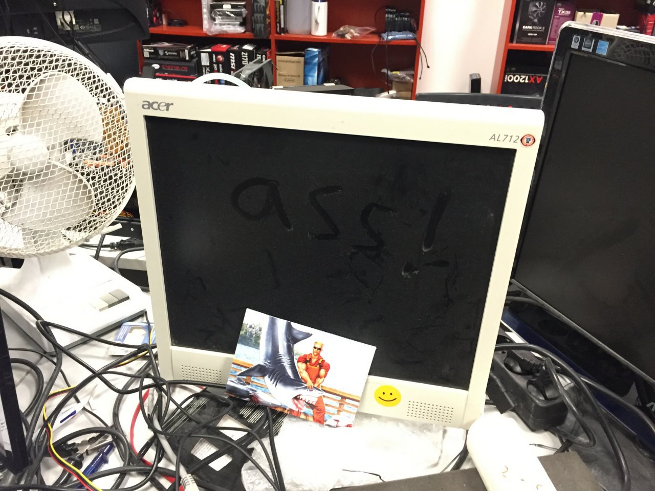 Wem dieser Monitor gehört, auf dem sich so viel Staub angesammelt hat, dass man dort schon ein böses und bevorzugt vom FluchPhil geäußertes Wort niederschreiben kann, verraten wir nicht. Und um ihren Blick auch schnell wieder von dem Hauptwort der Reutherschen Unmutsbekundungen abzulenken, haben wir noch eine schöne Postkarte dazugestellt. Den Herrn auf der Karte sollten die meisten kennen, zumal der Duke seine Fans sehr, sehr lange auf seinen neuesten Spielauftritt hat warten lassen. Viel witziger ist, dass es sich hier um eine Teilnahmekarte für unser Gewinnspiel zum 15-jährigen Bestehen der PCGH handelt. Da wollte wohl jemand das Glück mit einem besonders schönen Eye Catcher positiv beeinflussen.