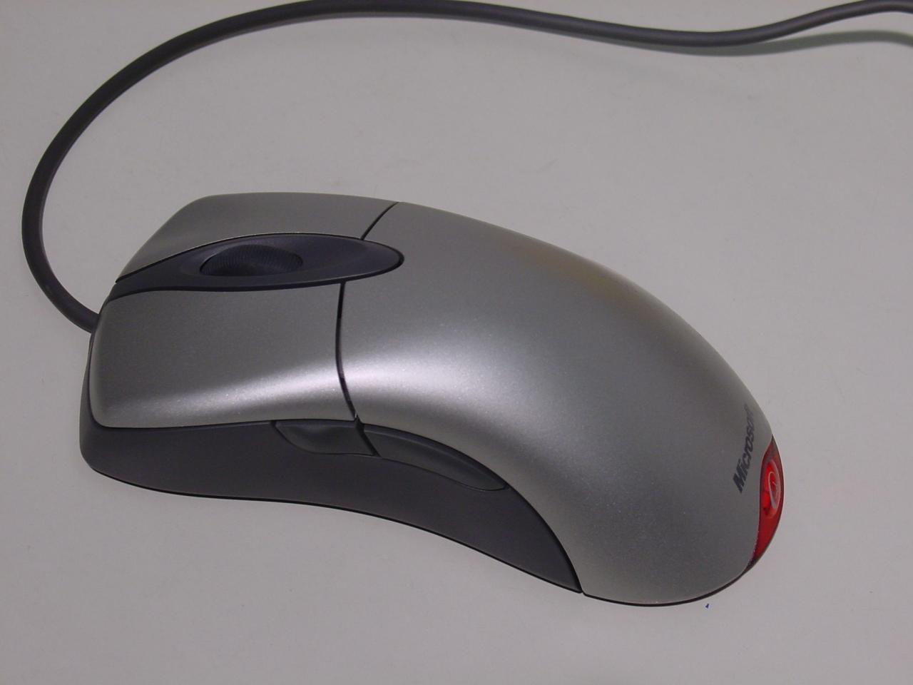 [29/11/2001] FORMSCHÖN: Die IntelliMouse Explorer liegt sehr gut in der Hand, ist allerdings für Linkshänder nicht geeignet.