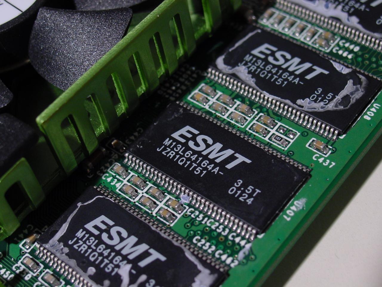[29/11/2001] PFEILSCHNELLER RAM: 3,5 ns Zugriffszeit erlauben theoretisch 570 MHz effektiven Speichertakt (285 MHz DDR). Normalerweise wird der RAM von Kühlkörpern bedeckt.