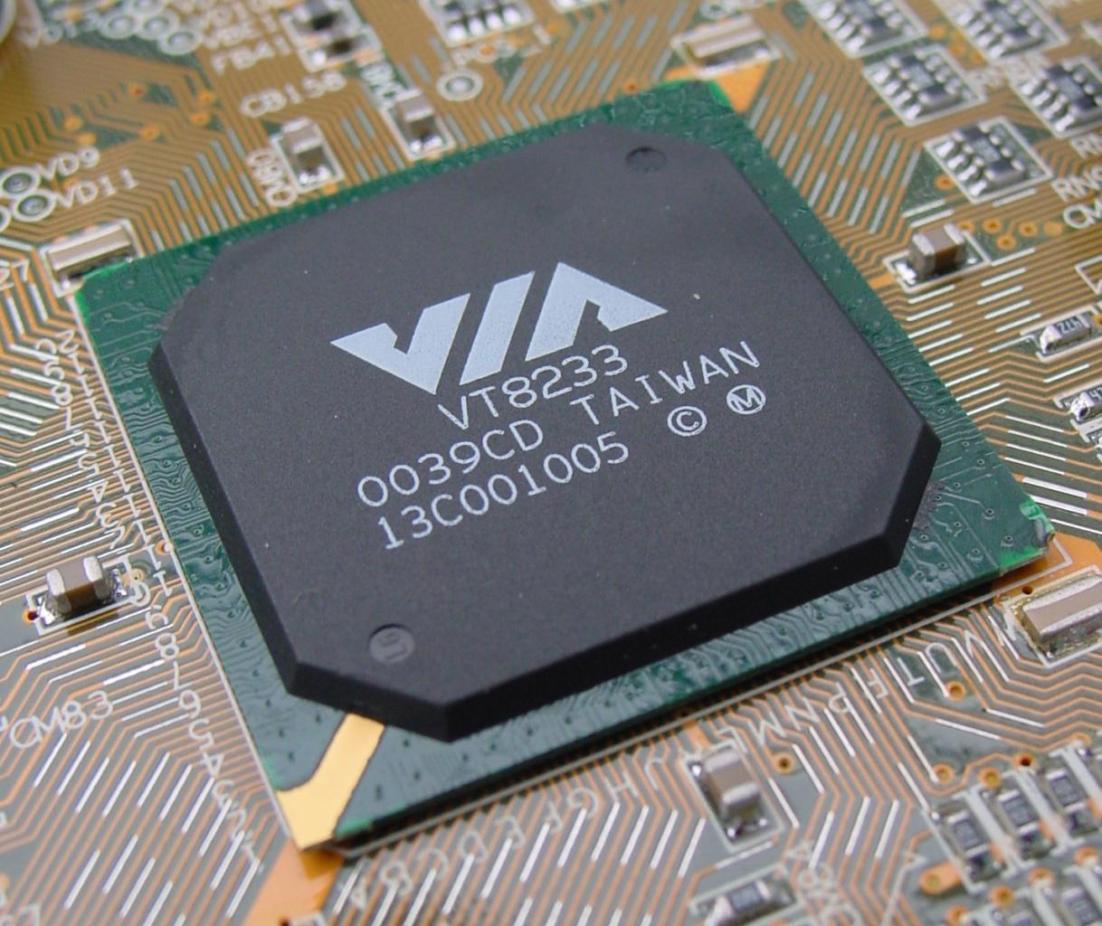 [03/12/2001] Unverändert: Die Southbridge des KT266A-Chipsatzes bleibt unverändert. Wie beim KT266 unterstützt der &rsquo;8233&rsquo;-Chip sechs USB-Ports und DMA/100.