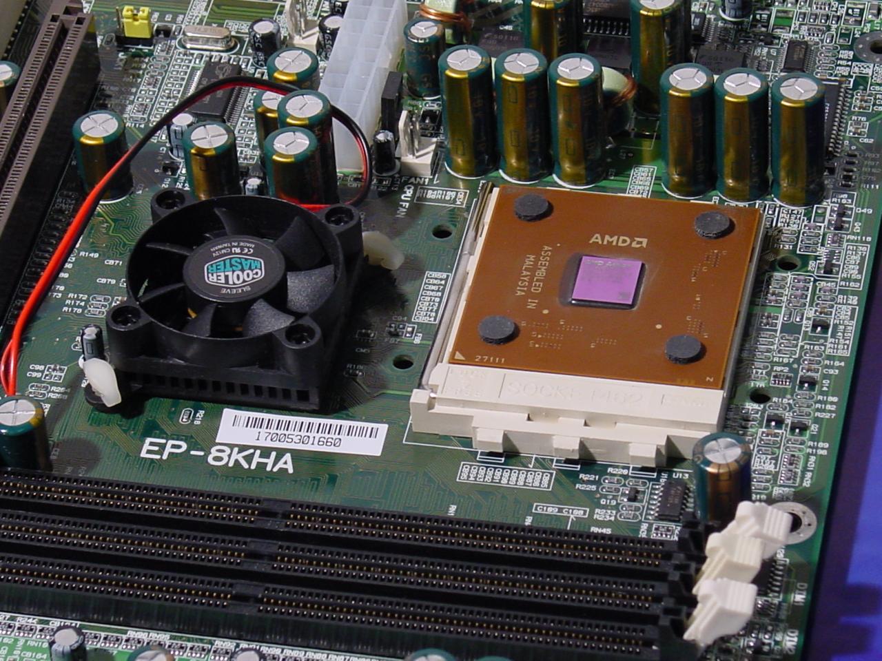 [07/12/2001] Ready for XP: Die meisten Mainboards mit KT266(A)-Chipsatz wie das Epox 8KHA(+) haben keine Erkennungsprobleme mit den neuen Athlon-Prozessor.