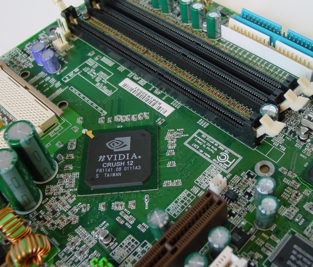 [03/12/2001] TWIN BANK: Mithilfe von zwei Speicherkanälen erreicht der nForce-Chipsatz eine Bandbreite bis zu 4,2 GB/s. Dazu sind zwei PC266-DDR-Speichermodule notwendig.