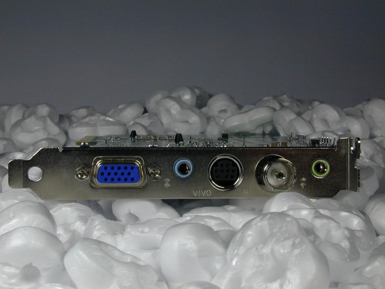 [05/12/2001] Unbegrenzt: Die Anschlussmöglichkeiten der VideoStation MX-400-A sind vielfältig.