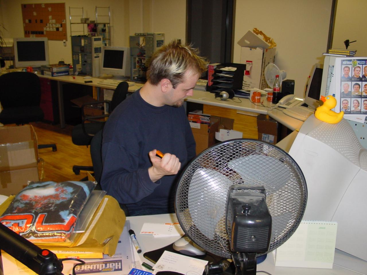 [07/01/2002] Redakteur Oliver Haake beschäftigt sich mit dem Versand eines Aquanox-Badehandtuchs.
