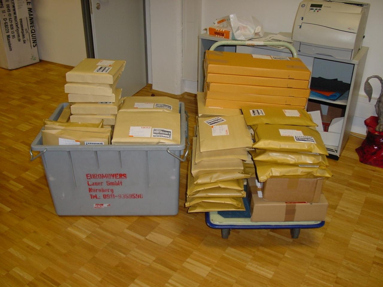 [07/01/2002] Die ersten Pakete sind versandfertig.
