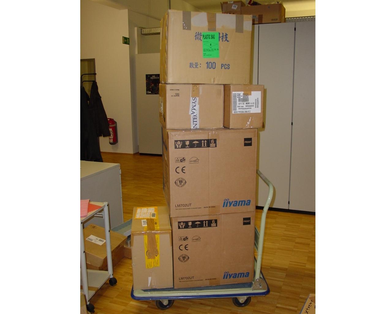 [07/01/2002] Hier verlassen einige Monitore und größere Preise das Haus.