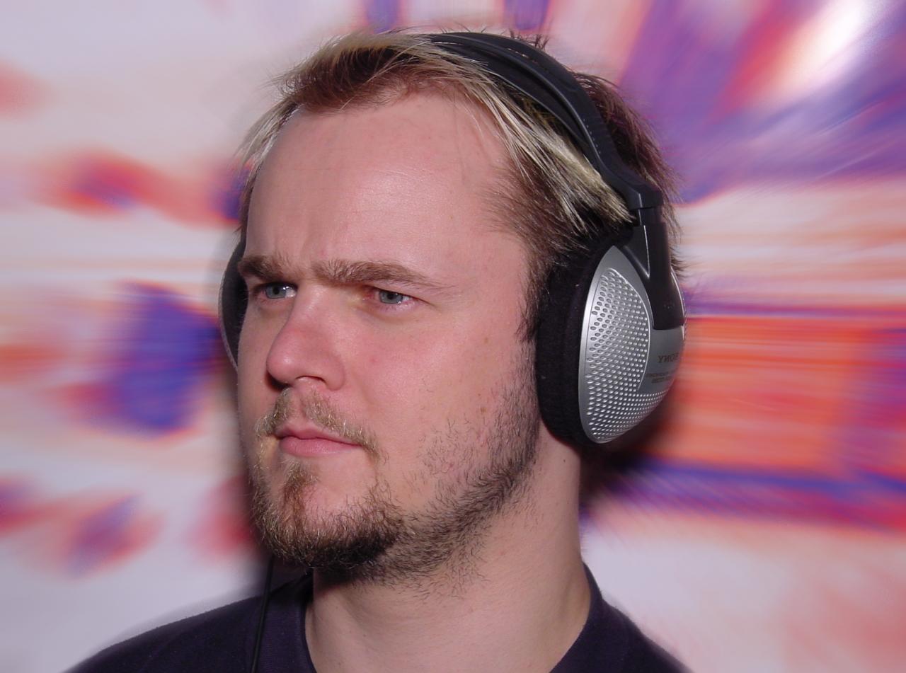 [05/02/2002] Der Wahnsinn: Der Klang wird mit Dolby Headphone so realistisch simuliert, dass unsere Testperson alles andere um sich herum völlig vergessen hat.