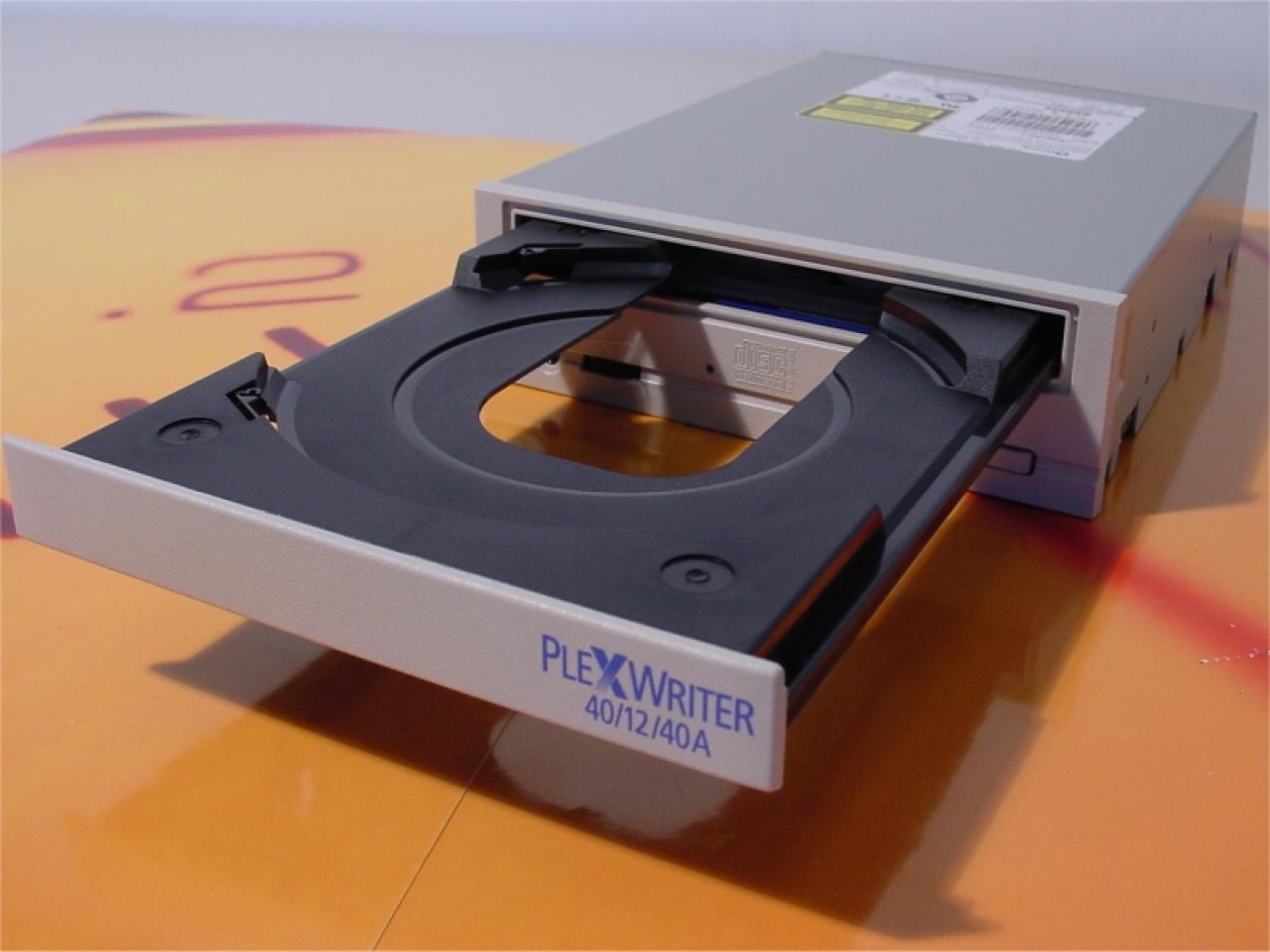 [05/04/2002] Plextor-Brenner: Die schwarze Schublade vermindert Streuungen des Laserstrahls.