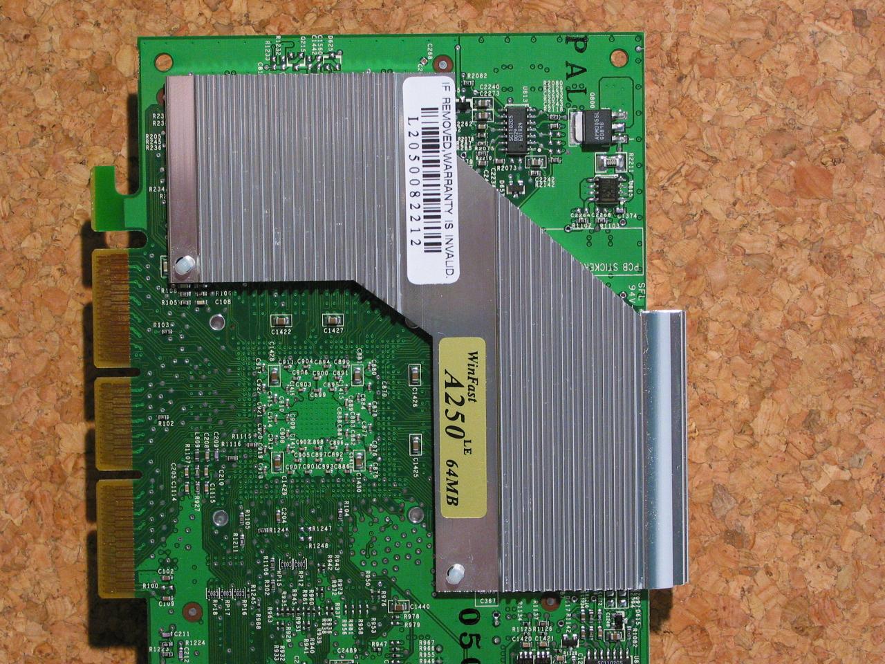 [16/05/2002] Sogar auf der Rückseite befindet sich eine Metallplatte, welche die RAM-Bausteine auf der Rückseite kühlt.