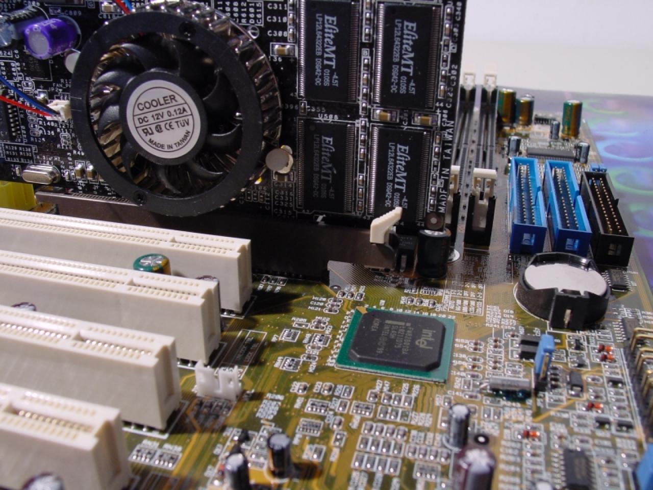 [17/05/2002] AGP-Klammer: Damit die Grafikkarte sicher im AGP-Slot sitzt, haben viele Mainboards Schutzmechanismen vorgesehen. Im Bild ein Mainboard mit AGP-Klammer.