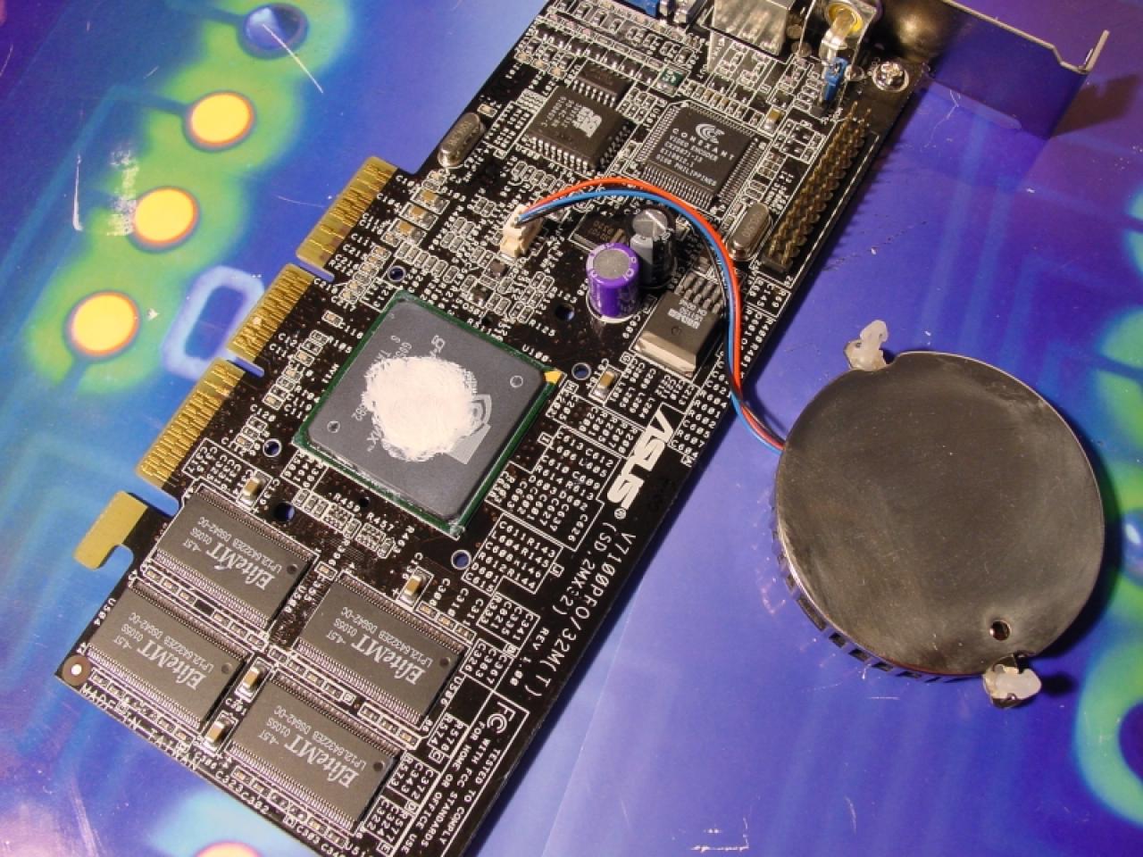 [17/05/2002] Wärmeleitpaste: Eine gute Verteilung der Wärmeleitpaste ist Grundlage für den störungsfreien Betrieb. Wichtig ist genug Paste auf dem Zentrum der Chipverpackung.