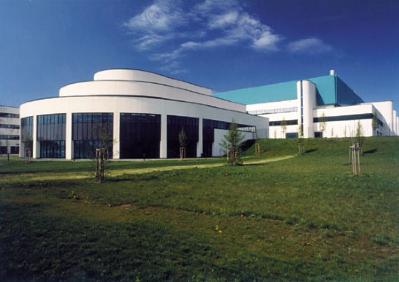 [19/08/2002] Quelle: AMD Standort Dresden. Nicht nur eine Halbleiterfabrik.