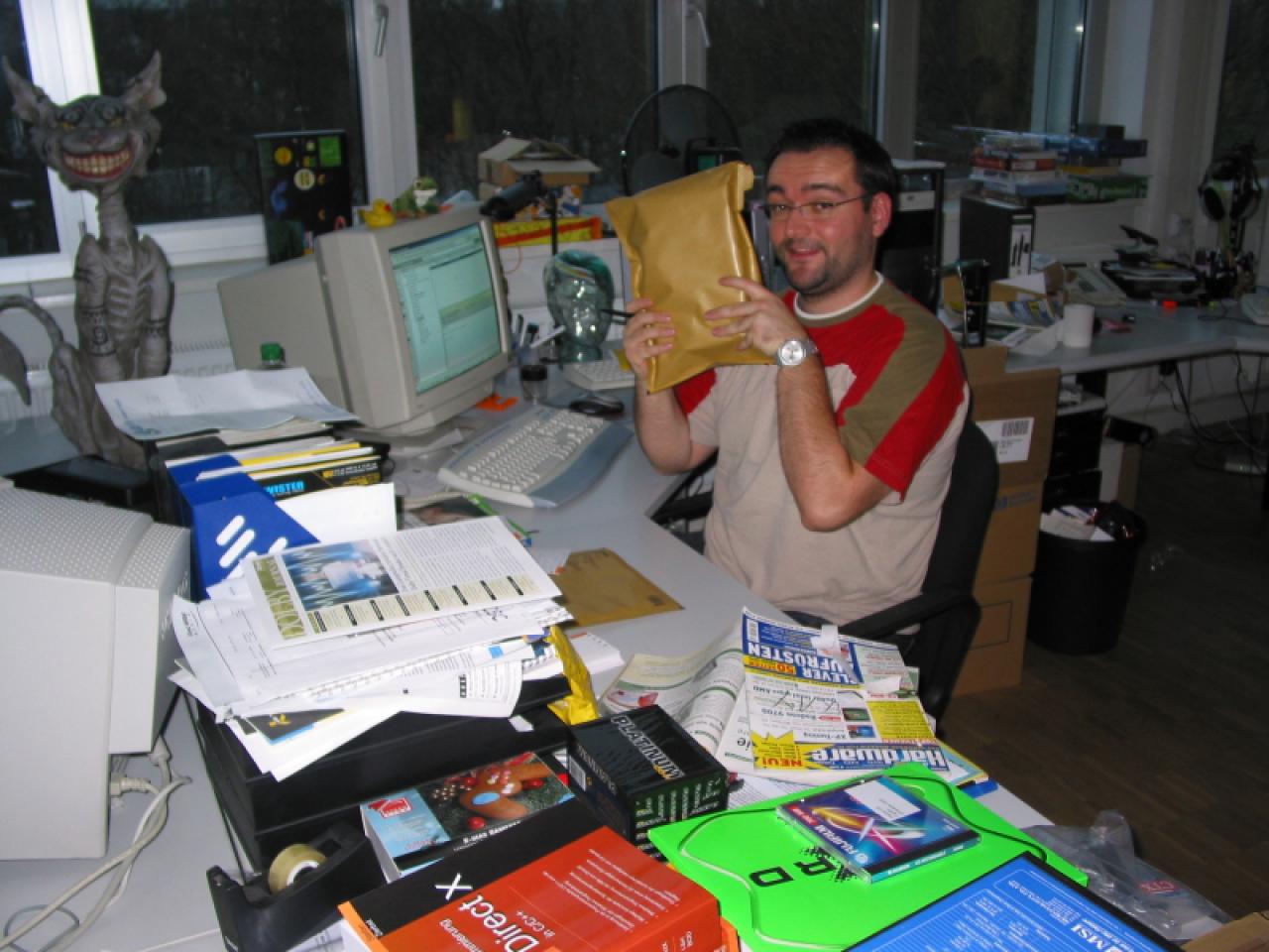 [18/12/2002] Gewinnspiel-Initiator Kay Beinroth packt selbst mit an.
