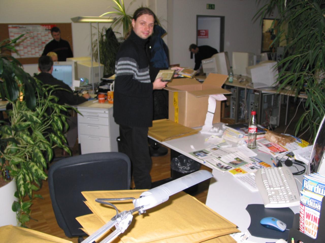 [18/12/2002] Special-Agent Neupert - bei PCGH für die Sonderhefte zuständig - packt am Erscheinungstag der neuen Ausgabe 