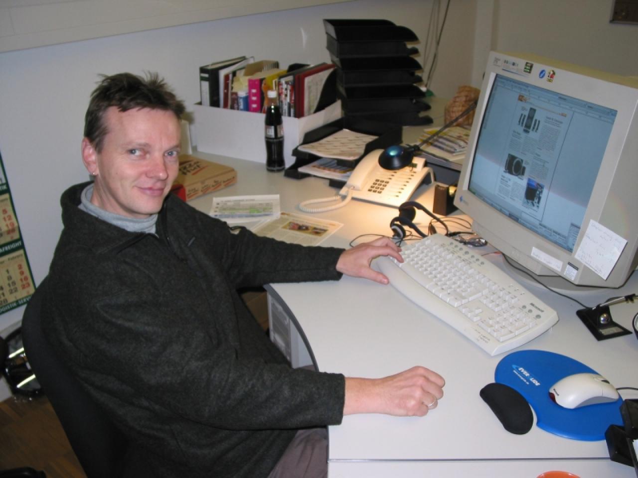 [18/12/2002] Das layouten der Sound-News-Seite macht Hans Strobel sichtlich Spaß.