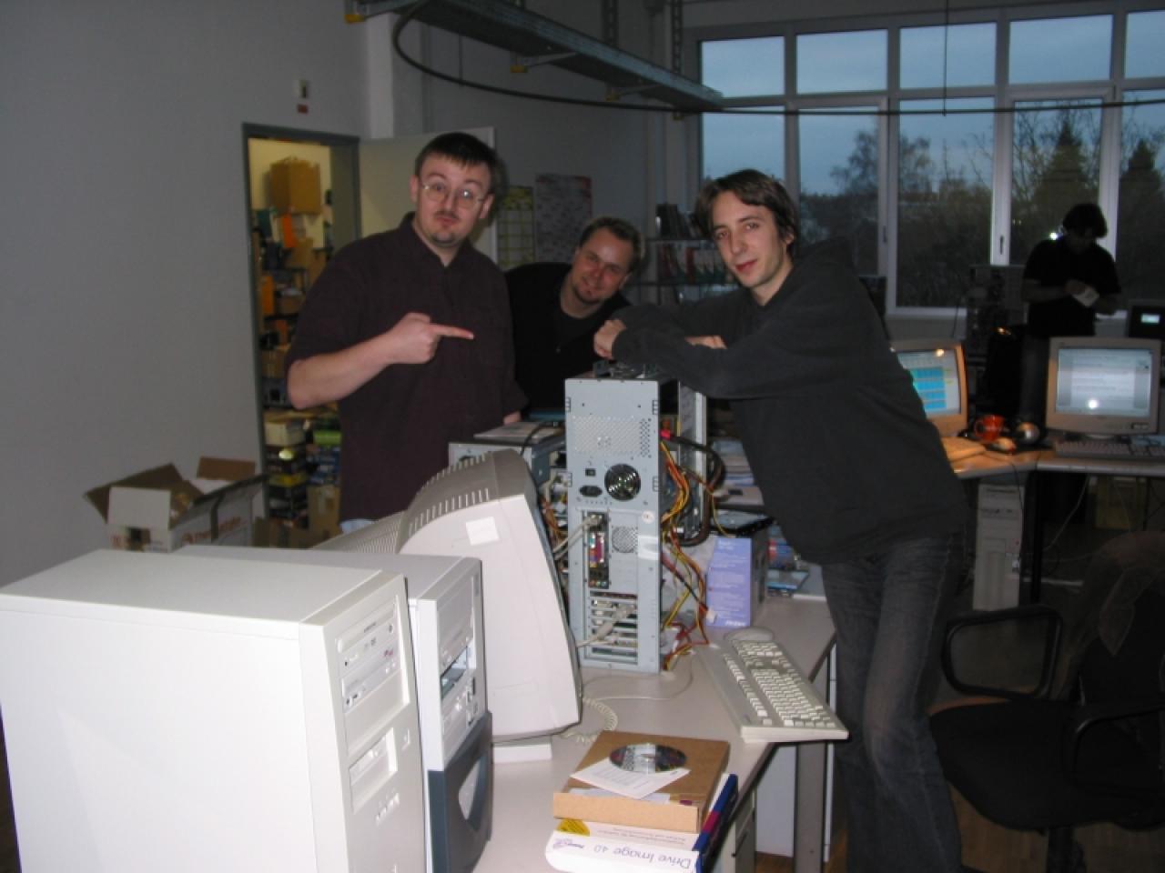 [18/12/2002] Wenn es was zu gewinnen gibt, schaut auch Hardware-Altmeister Armin Lenz (links, jetzt bei Widescreen) im Testlabor vorbei.