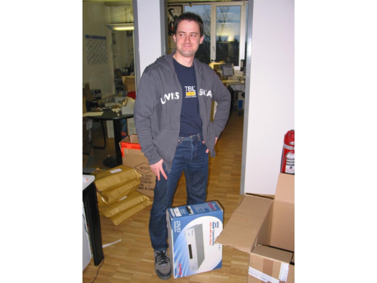 [18/12/2002] Chefredakteur Thilo Bayer bewacht einen DVD-Player.