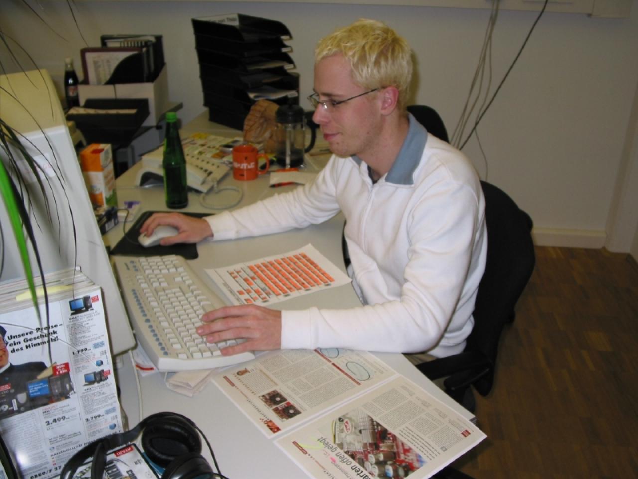 [18/12/2002] Layouter Schmid sieht Rot: Während die Redaktion eifrig Kisten packt, sitzen die PCGH-Starlayouter noch an den letzten Seiten der Ausgabe 2/2003, die am 31. Dezember im Handel erhältlich ist.