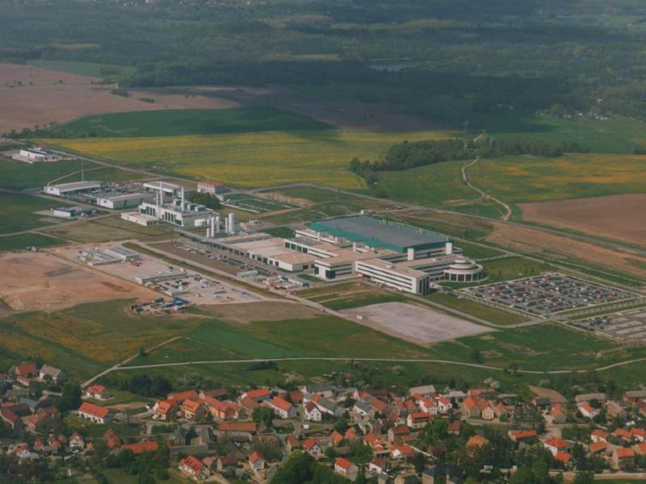 [26/02/2003] Fab 30: Die Dresdner Fab 30 aus der Luft. Rund 5.000 Wafer mit Athlon-Prozessoren laufen hier pro Woche vom Band. (Quelle: AMD)