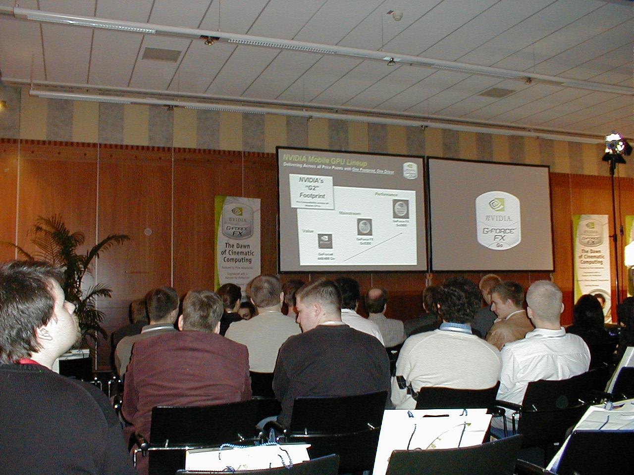 [15/03/2003] In einem anderen Konferenzraum wurde der Fachpresse die Geforce FX Go vorgestellt.