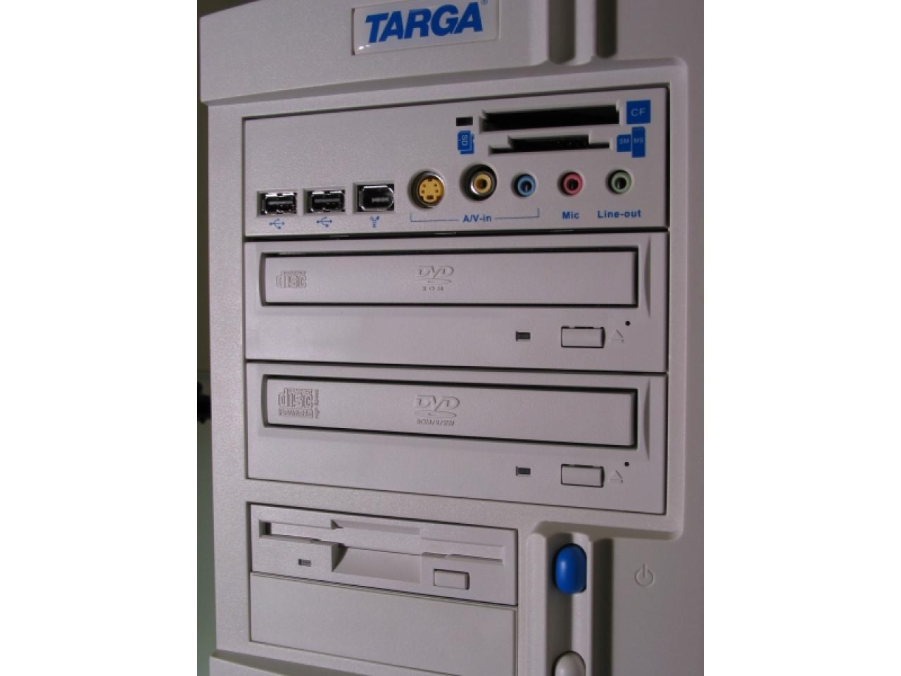 [18/03/2003] Praktisch: Auf der Vorderseite des Towers finden Sie neben dem DVD-ROM und -Brenner noch ein Panel mit USB-, Firewire-, Audio- und Flasch-Schnittstellen.