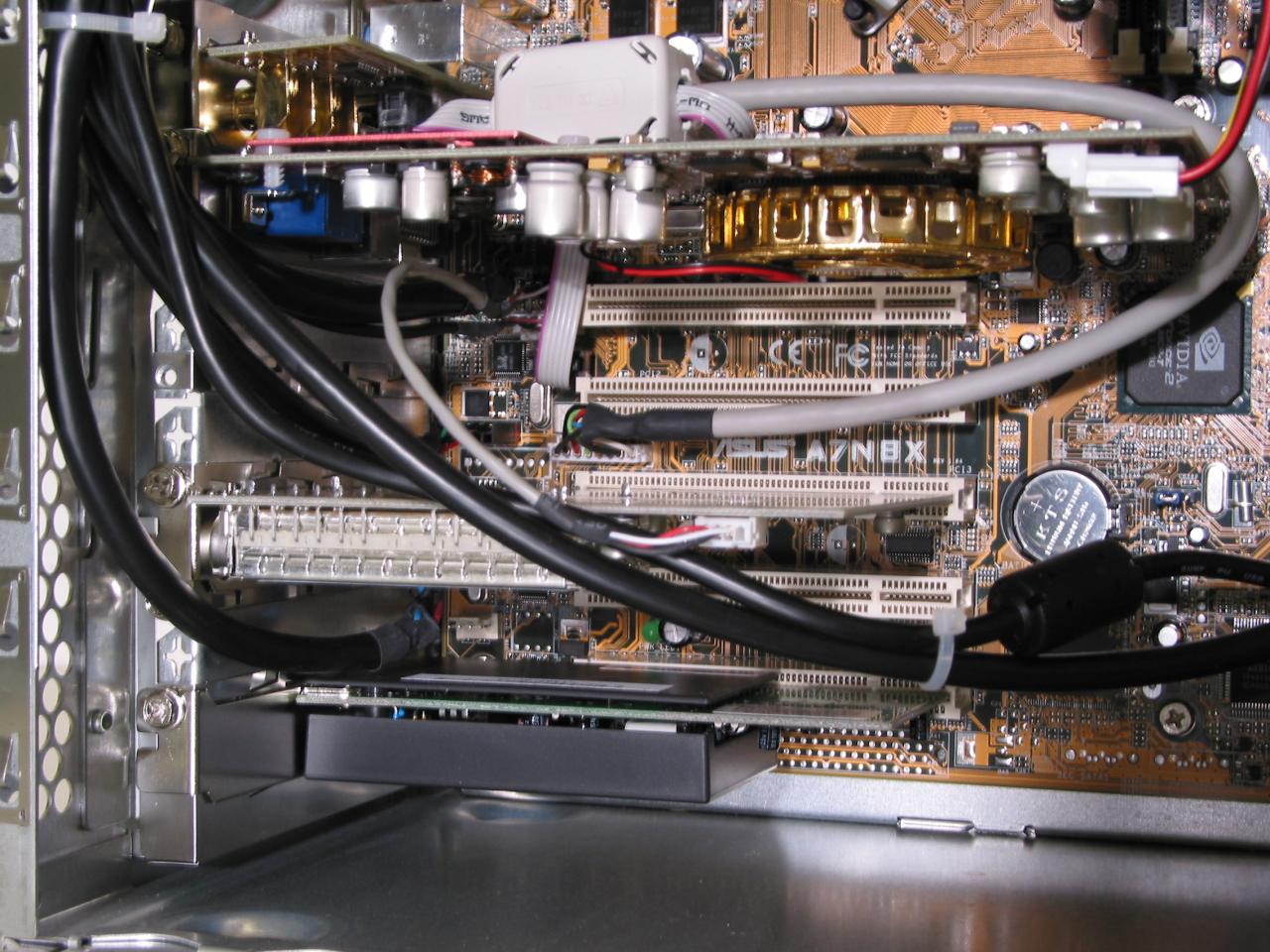 [18/03/2003] Der Lidl-PC ist mit einer Radeon 9500, TV-Karte und 56K-Modem bestückt.