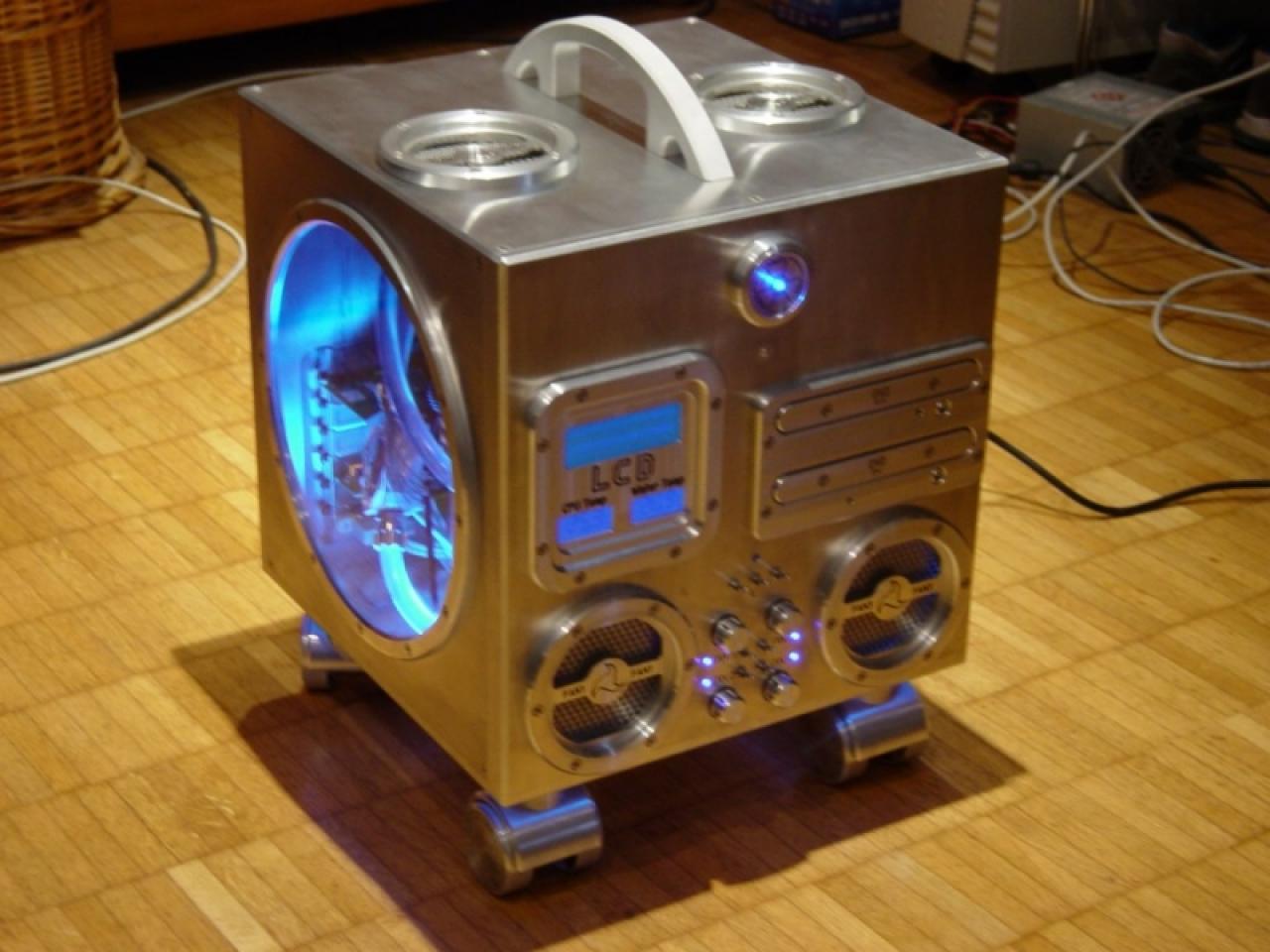 [20/06/2003] 1.Platz - Cube Mod: Der Eigenbau von Christoph hat unsere Jury voll und ganz überzeugt. Vor allem die vielen kleinen Details ließen uns schwärmen.