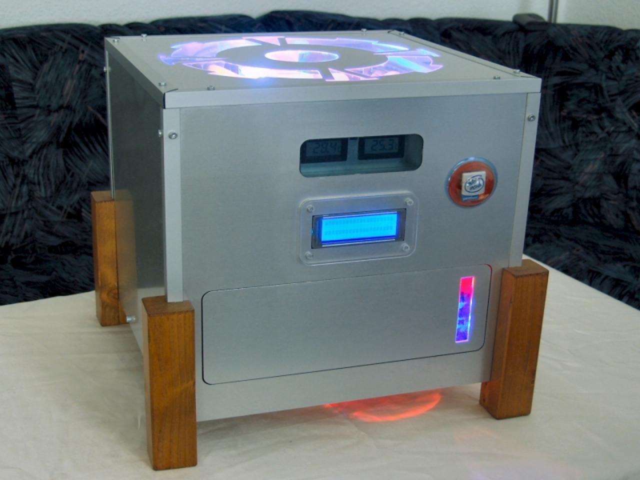 [20/06/2003] 3. Platz - Loki: Der Würfel von Tino ist ein kompletter Eigenbau und trotz des geringen Platzangebots mit einer selbst gebauten Wasserkühlung ausgestattet.