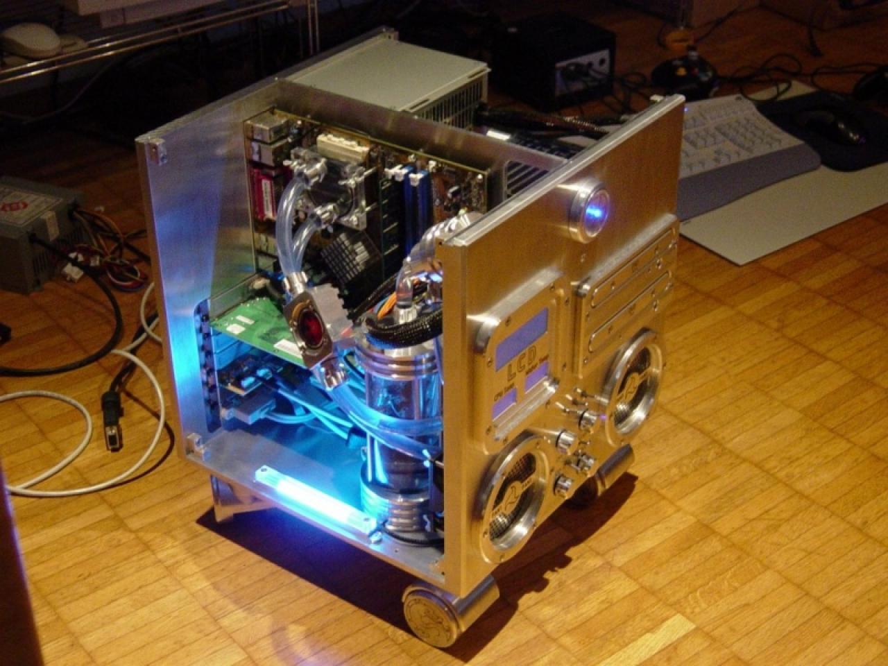 [20/06/2003] Gewinner-Mod - Innereien: Der Aluminiumtower ist in sich zweigeteilt. Auf der einen Seite finden sich die Laufwerke, auf der anderen das Mainboard.