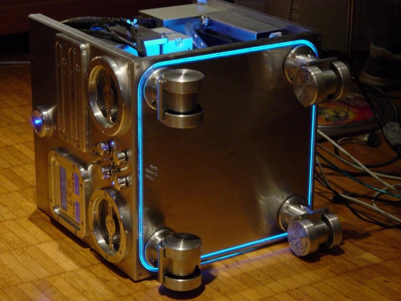 [20/06/2003] Gewinner-Mod - Unterboden: Wenn der Tower auf den selbst gebauten Rollen steht, leuchtet zwischen den Rollen mit Drachen-Design blaues Licht hindurch.