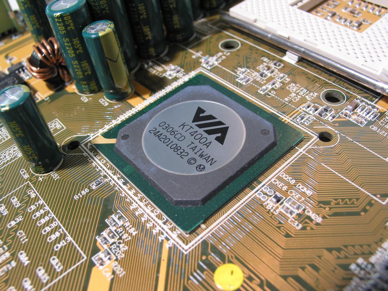 [09/07/2003] AMD berechnet die Quantispeed-Namen auf einem Nforce2-Board. Wer einen aktuellen VIA-Chipsatz hat, muss mit Performance-Einbußen leben.