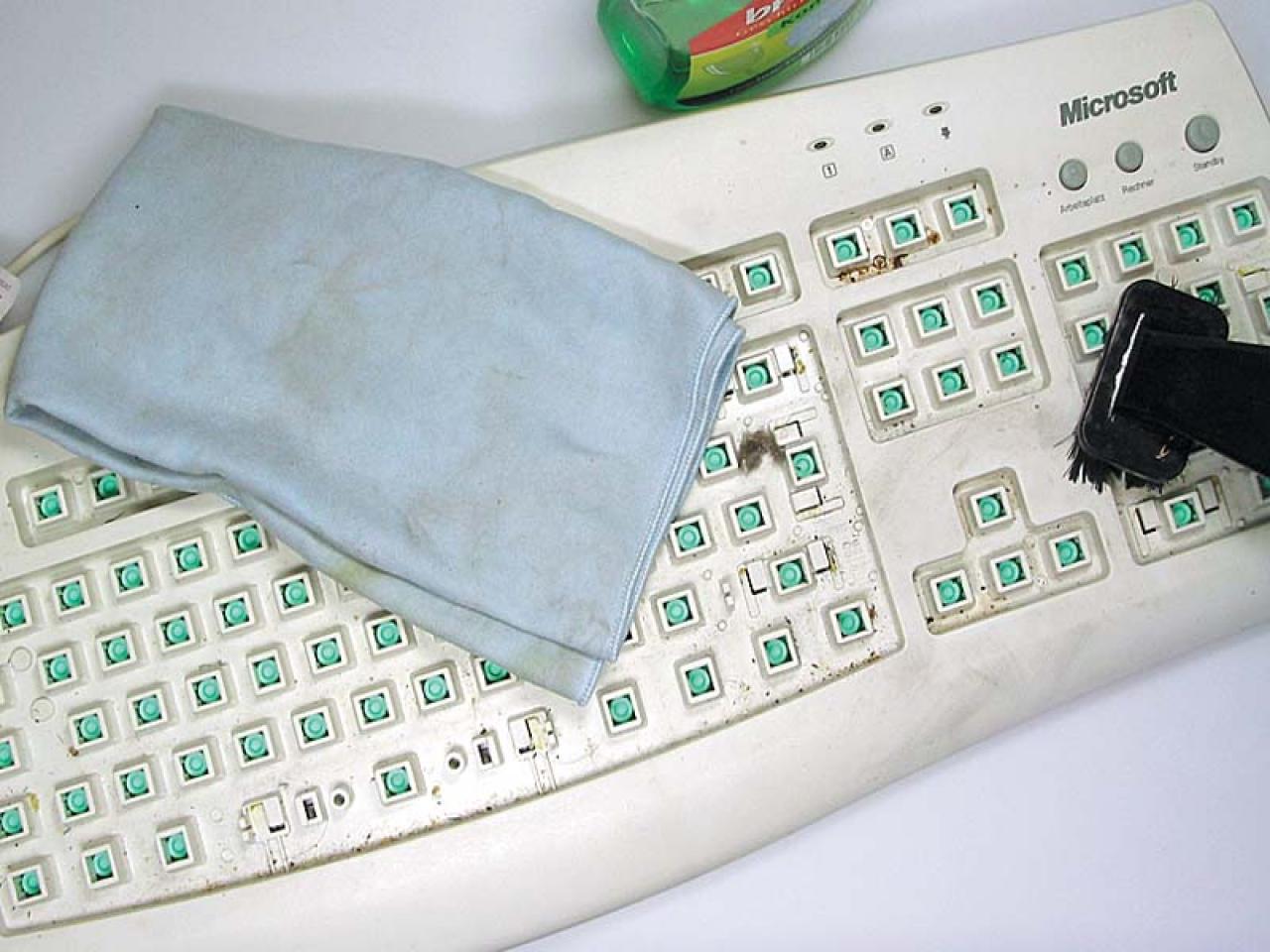 [05/09/2003] Den Korpus reinigen Sie mit Staubsauger und Spülmittel, die Tasten kommen in die Waschmaschine (30°).