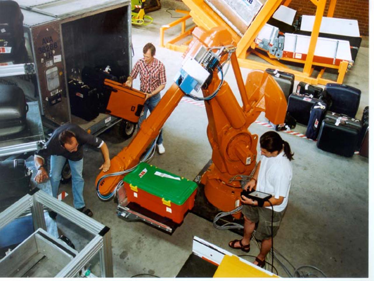 [03/10/2003] Roboter werden in immer mehr Bereichen des täglichen Lebens eingesetzt. Dieser Roboter hilft bei der Gepäckverladung. 