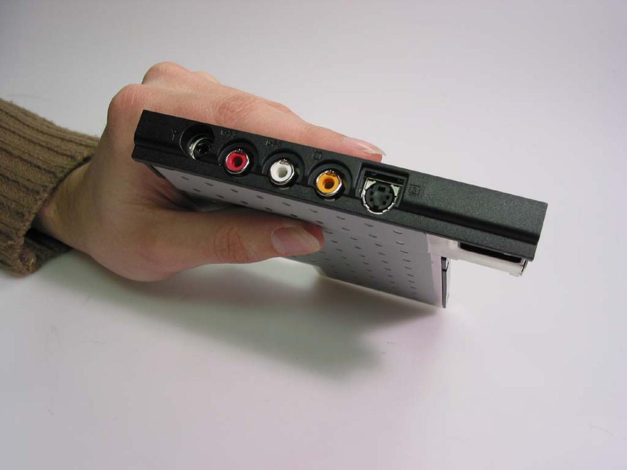[24/02/2004] Praktisch: Die TV-Karte lässt sich mit wenigen Handgriffen, sogar während des Betriebs, einbauen.