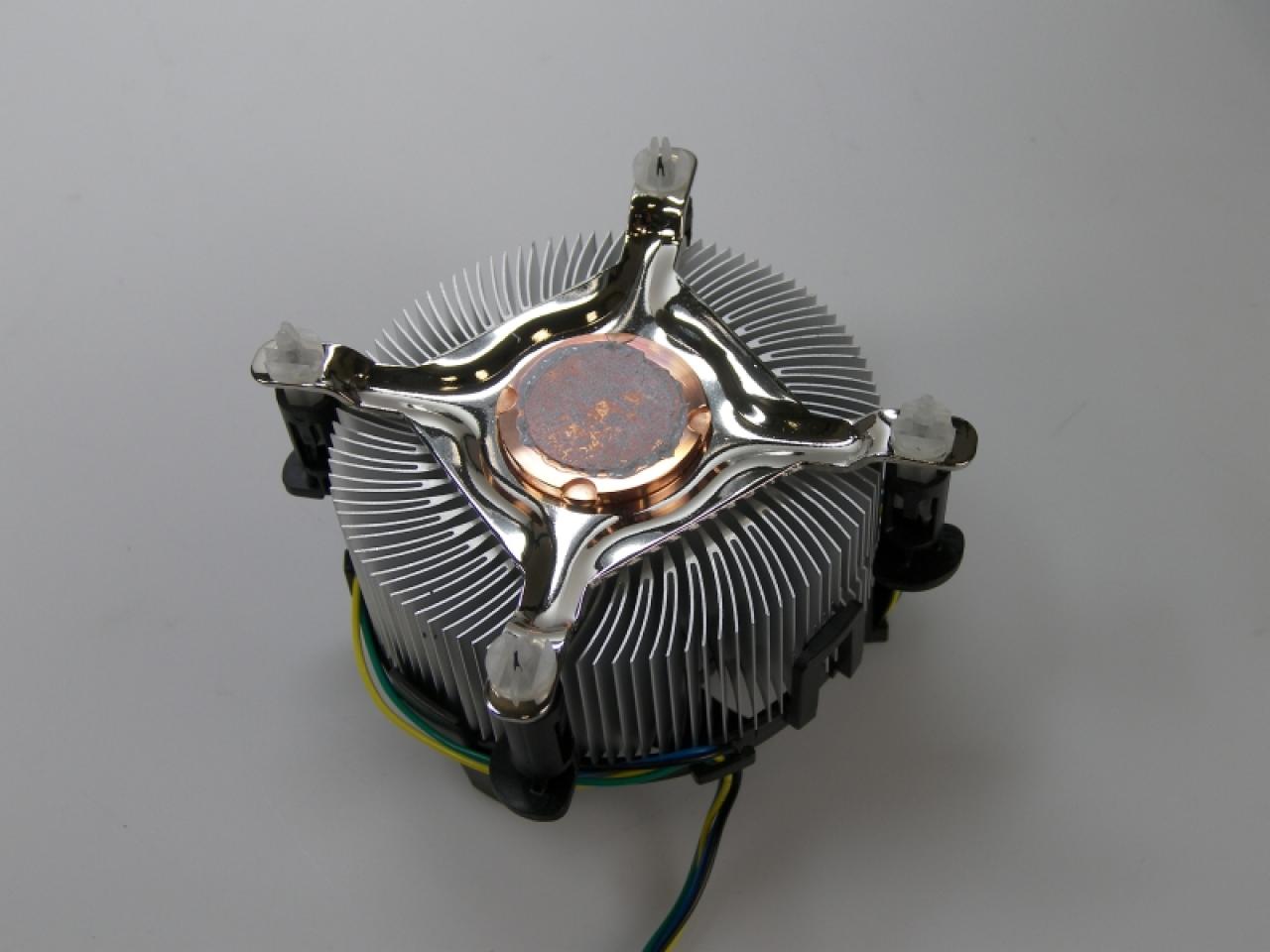 [03/07/2006] Intels Referenzkühler für Sockel-775-Prozessoren stellt hohe Anforderungen an Nerven und Fingerfertigkeit.