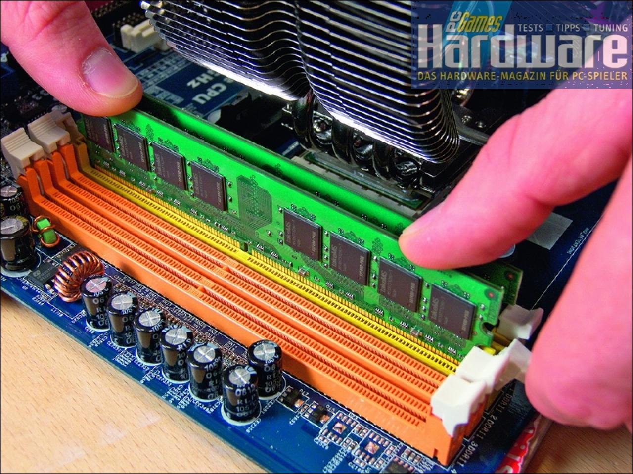 [31/08/2006] Der RAM wird eingebaut.