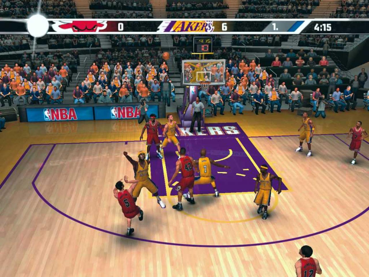[21/09/2006] Auch bei Basketball ist Reflexion Trumpf: Hier in NBA Live 07 werden nicht nur die Figuren gespiegelt, sondern auch die Bandenwerbung.