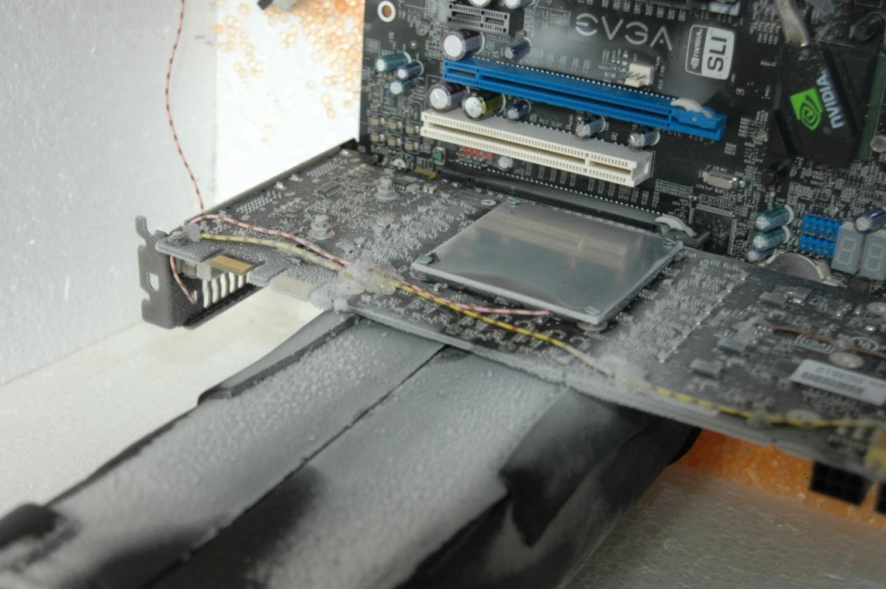 [21/11/2006] Nach dem Benchmark: Die Grafikkarte und das Board sind gefroren.