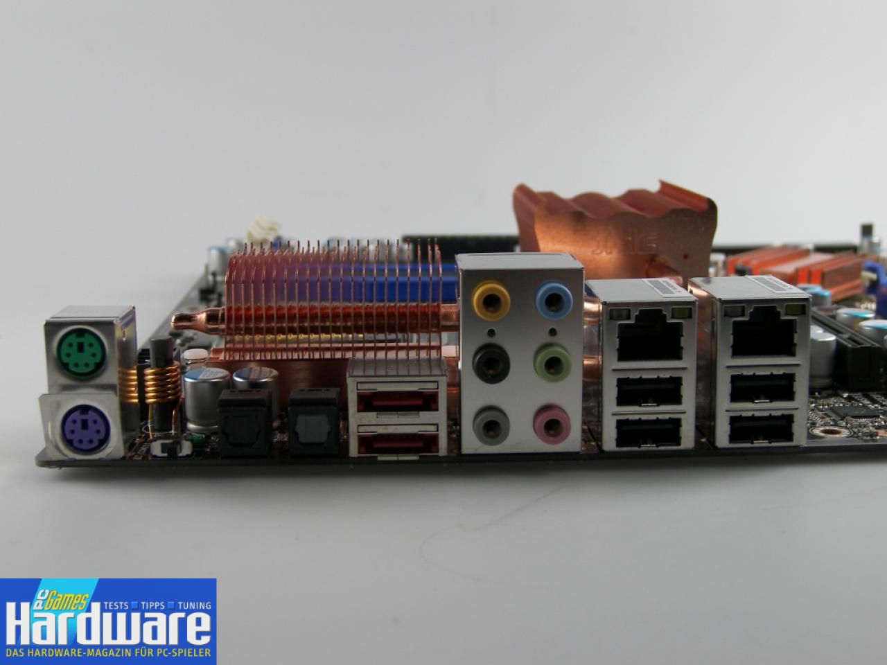 [18/01/2007] Die I/O-Blende inklusive zwei eSATA-Ports. Entsprechende Kabel fehlen leider.