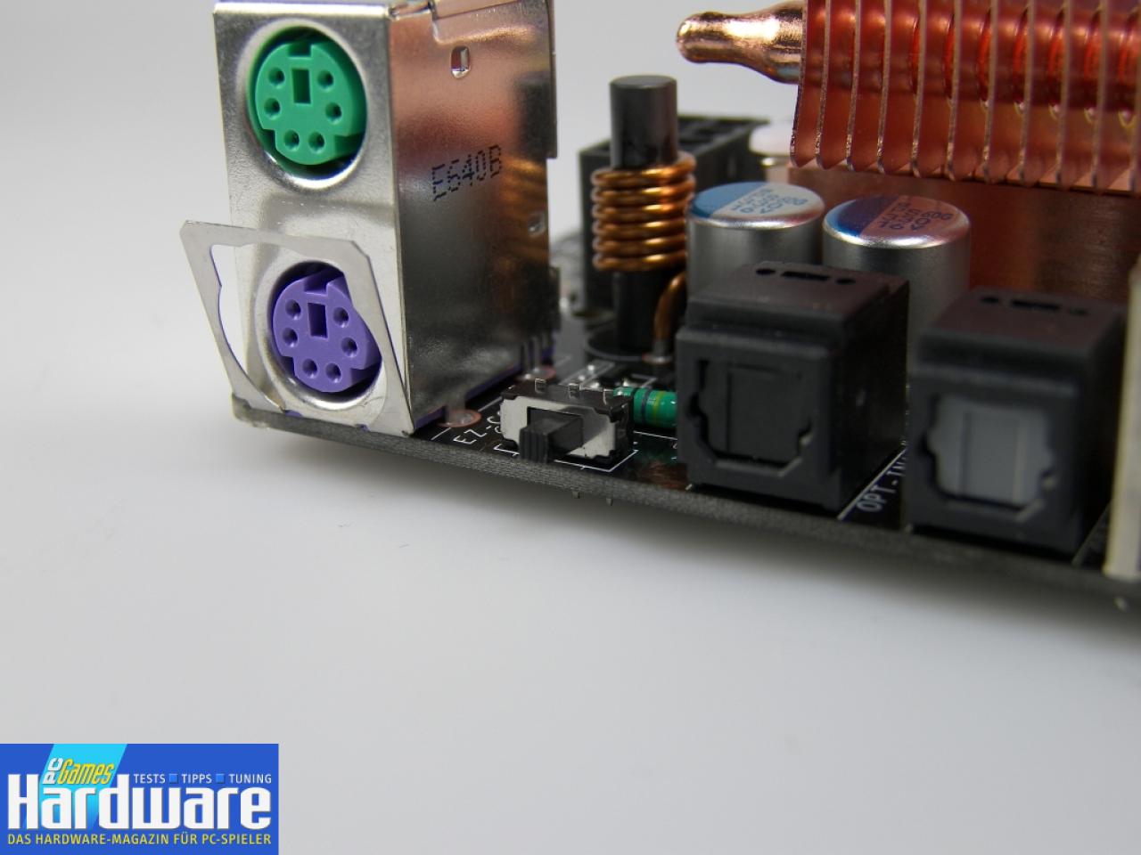 [18/01/2007] Mit diesem Schalter an der I/O-Blende können Sie einen CMOS-Reset durchführen.