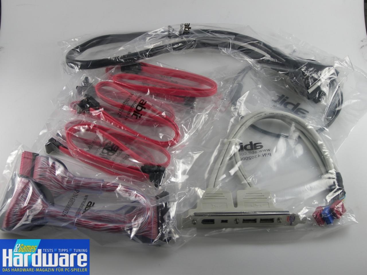 [18/01/2007] Ausstattung: USB-/Firewire-Blende, IDE- und Floppy-Rundkabel, sechs SATA-Kabel