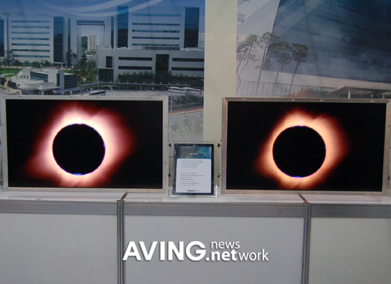 [08/02/2007] Links steht das Display mit 100.000:1 KontrastQuelle AVING.net