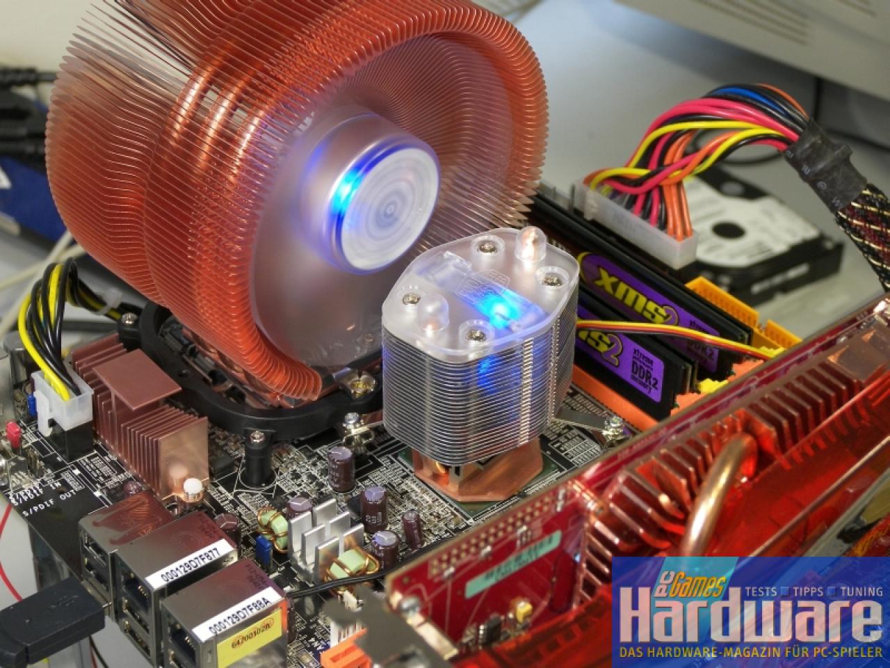 [23/02/2007] Auf der RD600-Northbridge sitzt der Blue Ice II RT-UCL-L4U1 von Coolermaster. Die warme Luft wird direkt vom Zalman CNPS9700 LED abgesaugt. Die Grafikkarte sitzt im unteren Slot um den Chipsatz nicht weiter aufzuheizen. Besser kann man mit Luft kaum kühlen.